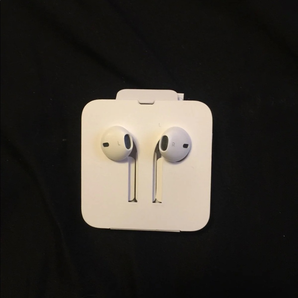 Apple AirPods with lightning